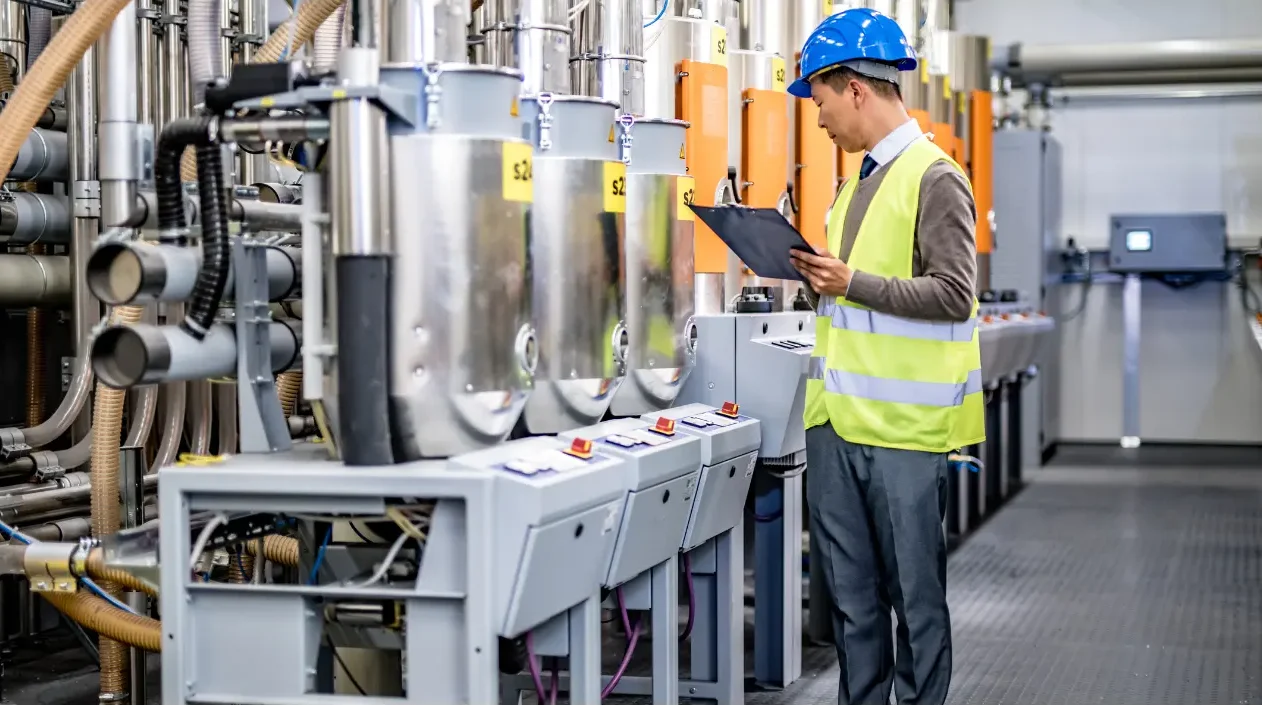 Sample Featured Image For Mechanical Reasoning Test A mechanic operator checking the machines in a factory